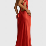 Elegante vestido maxi con tirantes diagonales y espalda descubierta para un look sofisticado