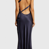 Elegante vestido maxi con tirantes diagonales y espalda descubierta para un look sofisticado