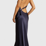 Elegante vestido maxi con tirantes diagonales y espalda descubierta para un look sofisticado