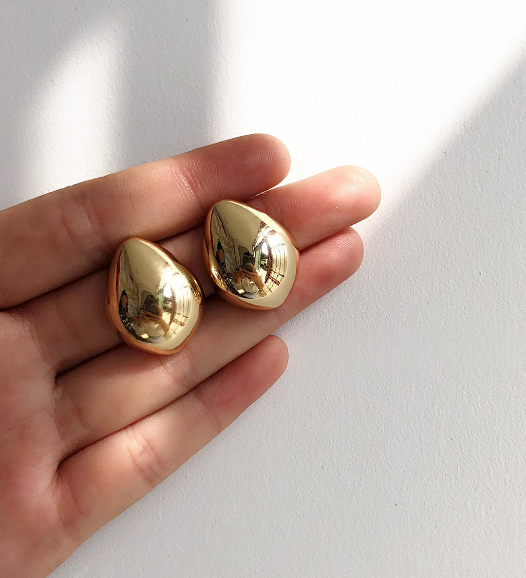 Elegantes pendientes metálicos en forma de lágrima para un toque sofisticado