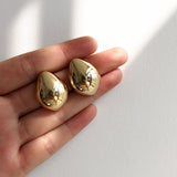 Elegantes pendientes metálicos en forma de lágrima para un toque sofisticado
