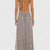 Elegante vestido maxi de lunares con escote halter y cintura fruncida para un estilo inolvidable