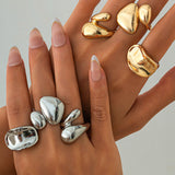 Elegantes anillos de metal con diseño irregular para un estilo único