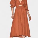 Elegante vestido de dos niveles Petra con cuerpo fruncido y mangas abullonadas para un estilo sofisticado