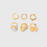 Elegante anillo abierto con diseño de flor líquida decorada con perlas