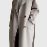 Elegante abrigo largo de mezcla de lana clara para un estilo atemporal