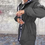 Abrigo casual con capucha y cordón con estampado de letras