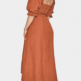 Elegante vestido de dos niveles Petra con cuerpo fruncido y mangas abullonadas para un estilo sofisticado