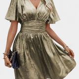 Elegante Vestido de Dama Adalee con Escote en V y Cintura Cruzada para una look sofisticado