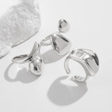 Elegantes anillos de metal con diseño irregular para un estilo único