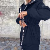 Abrigo casual con capucha y cordón con estampado de letras