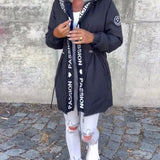 Abrigo casual con capucha y cordón con estampado de letras