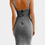 Vestido Denim Janessa con Tirantes Ajustables y Detalle de Abertura Frontal para un Estilo Casual y Sofisticado