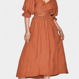 Elegante vestido de dos niveles Petra con cuerpo fruncido y mangas abullonadas para un estilo sofisticado