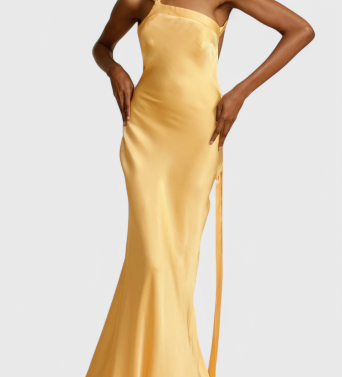 Elegante vestido maxi con tirantes diagonales y espalda descubierta para un look sofisticado