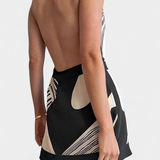 Vestido Corto Halter con Estampado Abstracto y Cinturón - Estilo Chic y Moderno