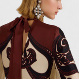 Elegante vestido largo Maritza con cuello alto y romántico estampado de Grenadilla