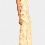 Elegante Vestido Maxi con Volantes Florales y Atuendo Fawn