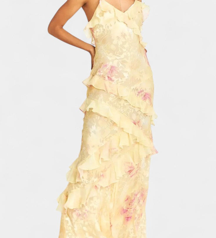 Elegante Vestido Maxi con Volantes Florales y Atuendo Fawn