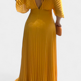 Elegante vestido plisado fluido con espalda abierta para ocasiones memorables