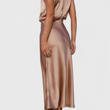 Vestido elegante Rina con cuello halter y detalles drapeados para ocasiones especiales