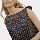 Vestido Mini Montmartre Lorena con Foulard para un estilo elegante y sofisticado