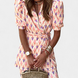 Conjunto Araceli de estampado vibrante con blazer y pantalón campana para un estilo sofisticado y a la moda