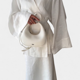 Zelda Conjunto de Camisa con Escote en V y Elegante Falda con Abertura para un Look Sofisticado