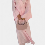 Zelda Conjunto de Camisa con Escote en V y Elegante Falda con Abertura para un Look Sofisticado