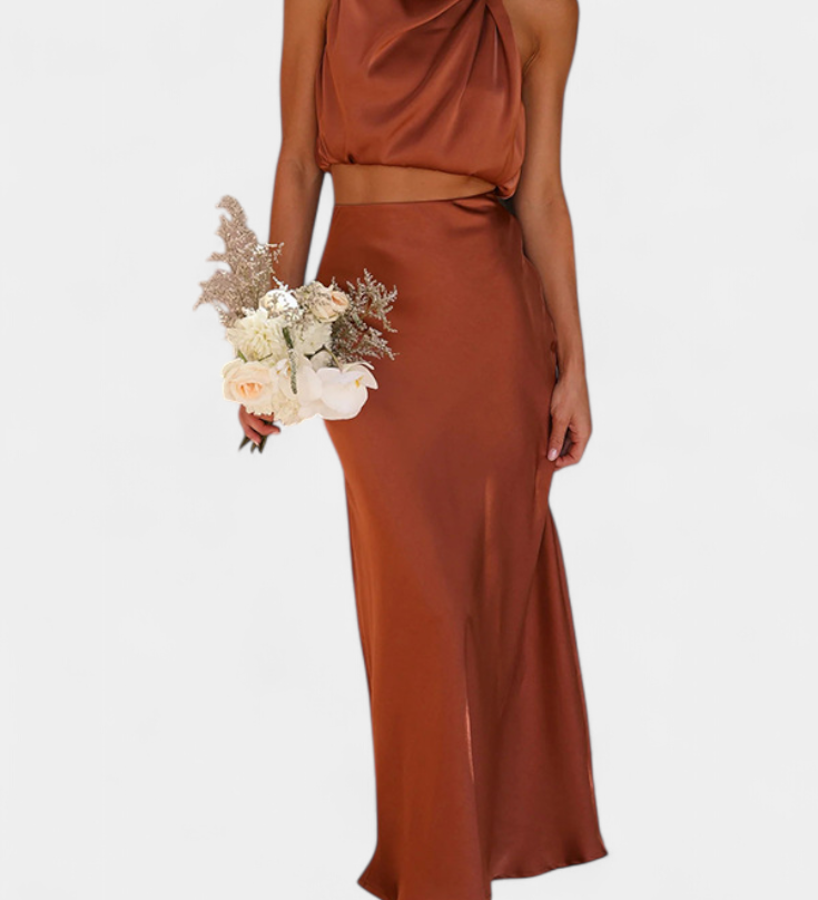 Hanna Elegante Conjunto con Falda Drapeada y Diseño Sin Espalda