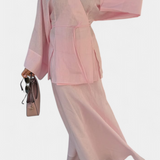 Zelda Conjunto de Camisa con Escote en V y Elegante Falda con Abertura para un Look Sofisticado