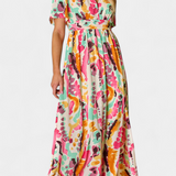 Yuki Vestido Boho Moderno con Escote en V y Detalles Tie-Dye para un Estilo Único