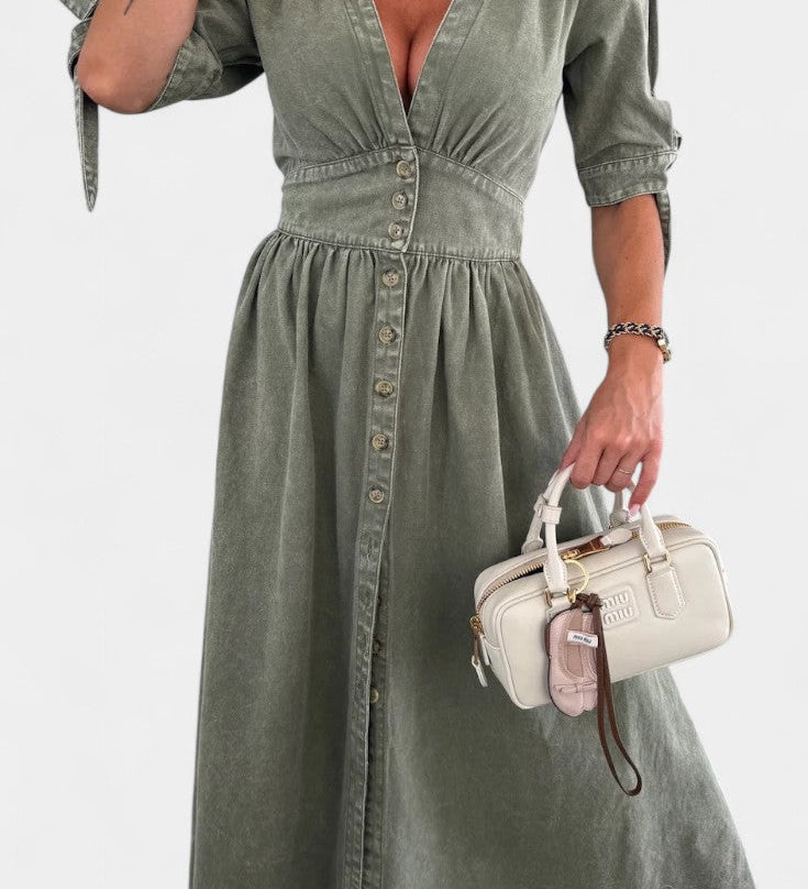 Elegante vestido midi de mezclilla Adelina con botones y amplio escote en V