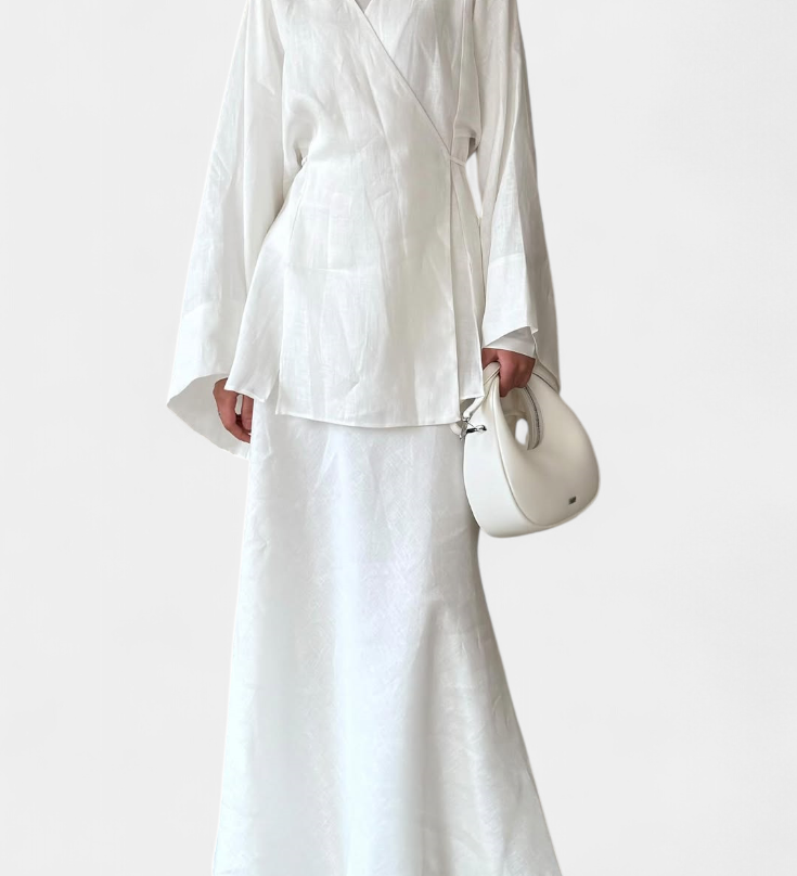 Zelda Conjunto de Camisa con Escote en V y Elegante Falda con Abertura para un Look Sofisticado