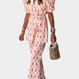 Conjunto Araceli de estampado vibrante con blazer y pantalón campana para un estilo sofisticado y a la moda