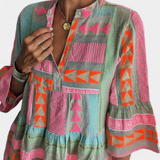 Gina Vestido Boho Corto con Bordados, Escote en V y Mangas Acampanadas para un Estilo Único