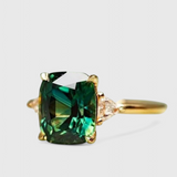 Elegante Anillo de Esmeralda Cuadrada con Acabado Dorado para un Toque de Sofisticación