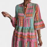 Gina Vestido Boho Corto con Bordados, Escote en V y Mangas Acampanadas para un Estilo Único