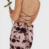 Irina Vestido Deslizante con Encantador Estampado Floral y Elegante Espalda Descubierta