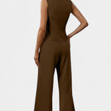 Elegante conjunto sin mangas con chaleco y pantalones anchos para un estilo moderno y cómodo
