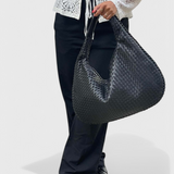 Bolso de Hombro Tilly de Tejido: Estilo y Comodidad en un Diseño Único