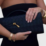 Elegante Bolso Melanie Clutch con Detalle de Nudo Dorado para Un Toque de Sofisticación