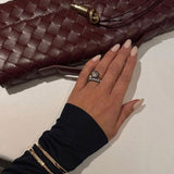 Elegante Bolso Melanie Clutch con Detalle de Nudo Dorado para Un Toque de Sofisticación