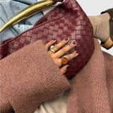 Elegante Bolso Gerda de Tejido con Asa Dorada para un Look Sofisticado