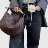 Elegante Bolso Gerda de Tejido con Asa Dorada para un Look Sofisticado