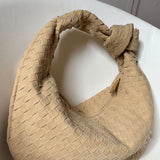 Bolso Mediano Lila de Ratán con Elegante Detalle de Nudo