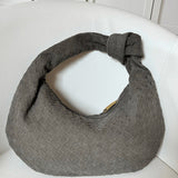 Bolso Mediano Lila de Ratán con Elegante Detalle de Nudo