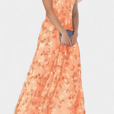 Elegante vestido maxi floral con escote en V y mangas aladas para un look sofisticado