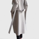 Elegante abrigo largo de mezcla de lana clara para un estilo atemporal