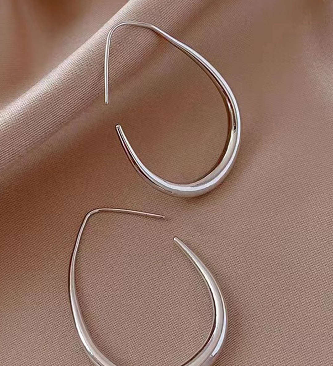 Elegantes pendientes ovalados de metal para un toque sofisticado